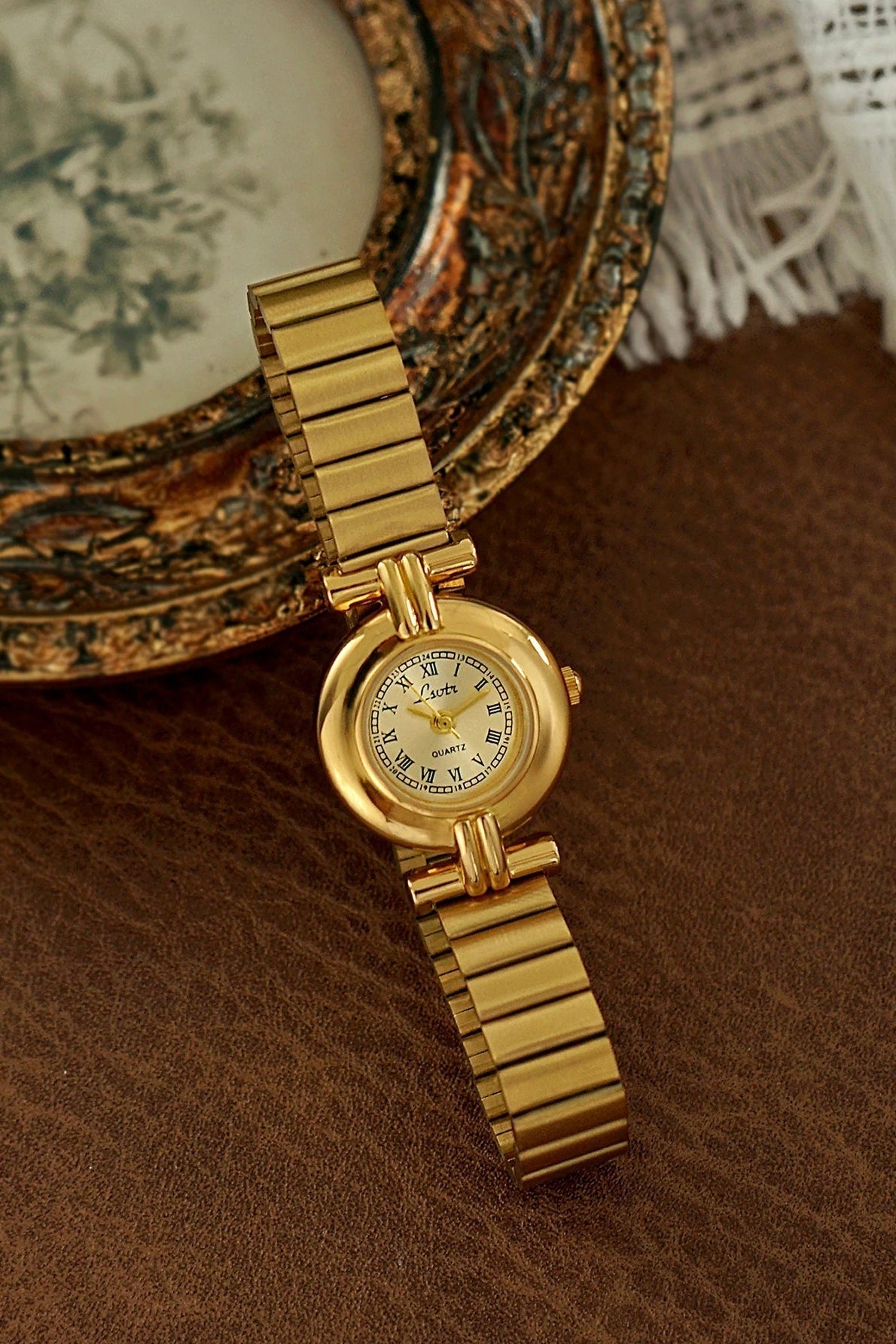 ZEYA - Calla Round Vintage Watch